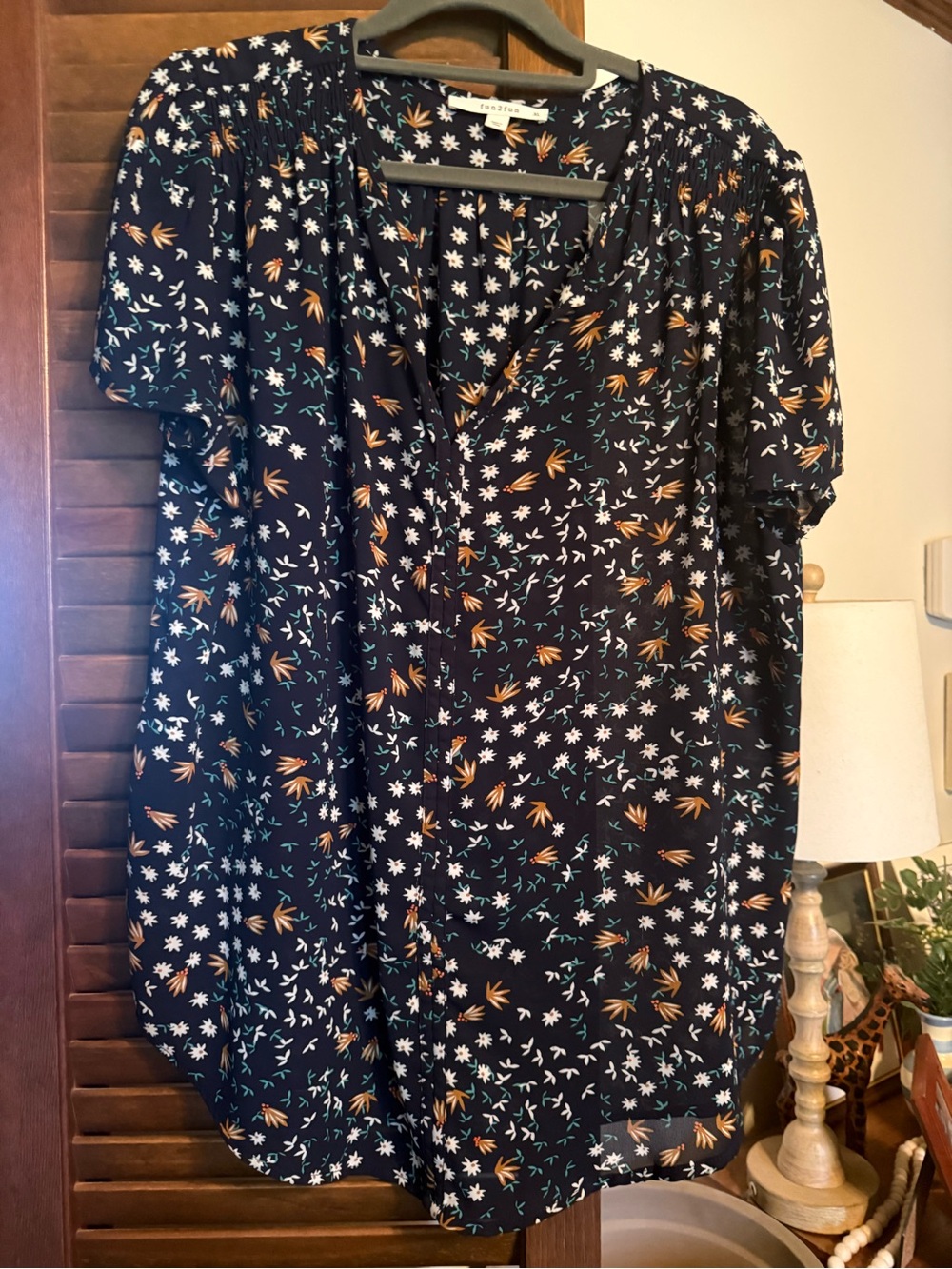 3/$15 Fun2Fun floral blouse EUC XL